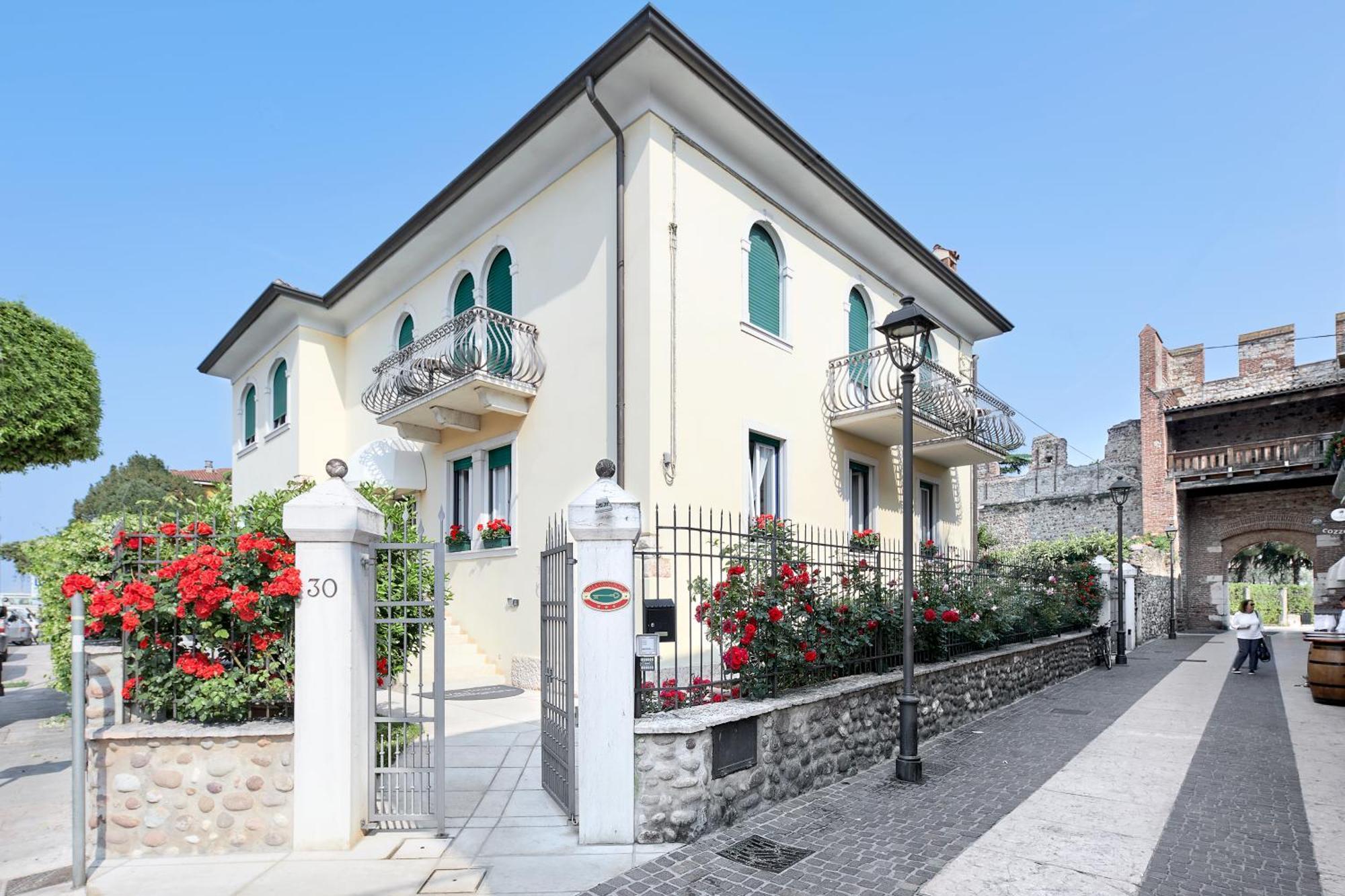 Hotel Villa Cansignorio Lazise Exteriör bild